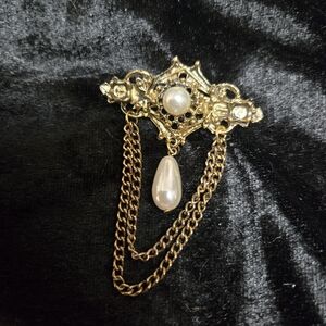 Elegant Gold and Pearl Chain Brooch